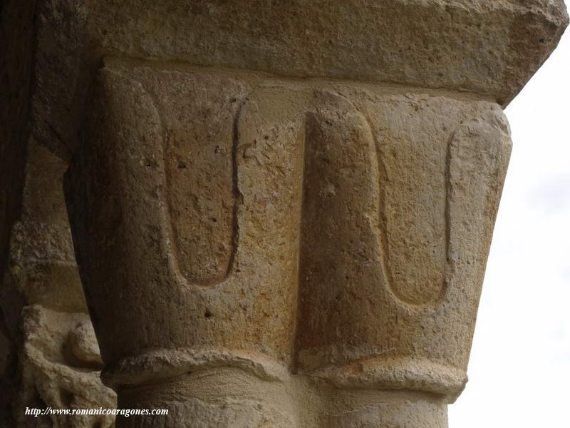 CAPITELES DE SENCILLA DECORACIÓN